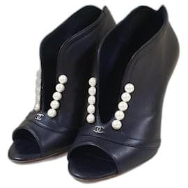 Chanel-Botines con puntera abierta y perlas de Chanel-Negro