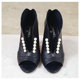 Chanel-Botines con puntera abierta y perlas de Chanel-Negro