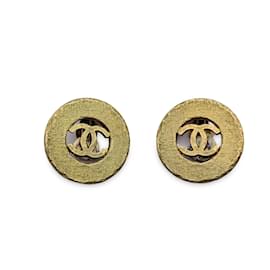 Chanel-Vintage 90s Aged Gold Metal Round CC Logo Clip On Earrings-Golden