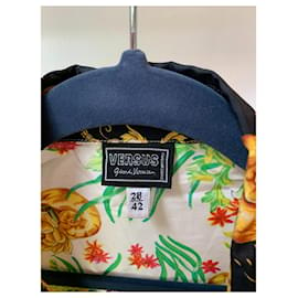 Gianni Versace-Esta é uma camisa de seda vintage Gianni Versace que pode ser usada por uma mulher ou homem.-Multicor