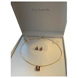 Guy Laroche-ornamento d'oro 18 rubini e diamanti di caratura-D'oro
