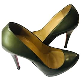 Christian Louboutin-Zapatos de tacón de charol de Christian Louboutin-Verde oliva