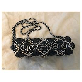 Chanel-CHANEL Mini bolsa com aba em couro trançado envernizado preto-Preto