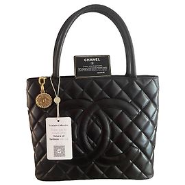 Sac à main médaillon Chanel Noir