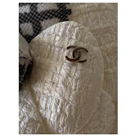 Chanel-Alfinetes e broches-Preto,Fora de branco