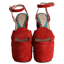 Gucci-Sandale compensée à plateforme Gucci Sally en daim rouge-Rouge