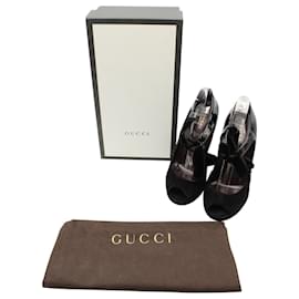 Gucci-Zapatos de tacón con tira en T de terciopelo Gucci en charol negro-Negro