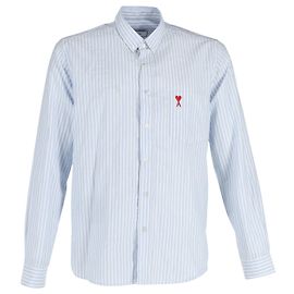AMI Paris Camicia button-down con logo Ami de Coeur a righe in cotone azzurro e bianco Blu Blu chiaro