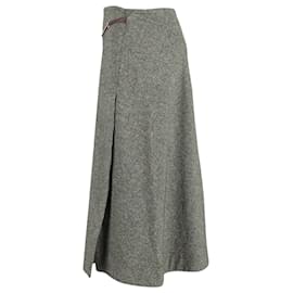Falda corta de talle alto con vuelo negra de lana pura super 100s