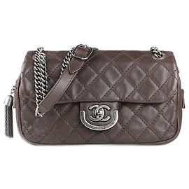Chanel – Bolsa atemporal com pingentes de metal Marrom