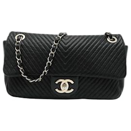 Chanel-Chanel medalhão médio de couro preto charme surpique pele de cordeiro enrugada chevron ponto v bolsa clássica com aba clássica com detalhes em tom dourado claro-Preto