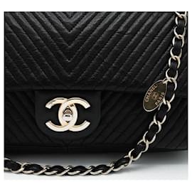 Chanel-Chanel mittelgroße schwarze Leder-Medaillon-Charme-Surpique-Klappentasche aus faltigem Lammleder mit Chevron-V-Stich und hellgoldfarbenen Beschlägen-Schwarz