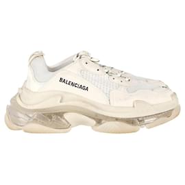 Balenciaga-Balenciaga Triple S Sneakers aus beigem Polyurethan-Beige