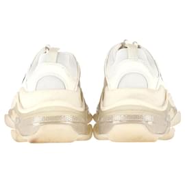Balenciaga-Balenciaga Triple S Sneakers aus beigem Polyurethan-Beige