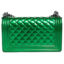 Chanel-Bolso mediano con solapa para niño de cuero acolchado verde metalizado de Chanel con herrajes plateados brillantes-Verde,Hardware de plata