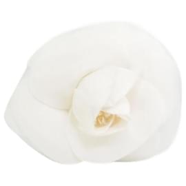 Chanel-Weiße florale Camelia-Seidenbrosche-Weiß