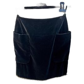 Falda Chanel de terciopelo negro con cadena de oro extra vintage Negro