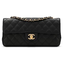Chanel-Petit sac à rabat intemporel classique en cuir caviar matelassé noir Chanel avec détails dorés-Noir