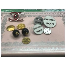 Autre Marque Botones de Chanel Multicolor