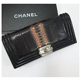 Chanel-Bolsa Clutch Chanel Python Patent Boy-Multicor