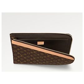 Louis Vuitton Monograma LV Pochette Jour Castaño