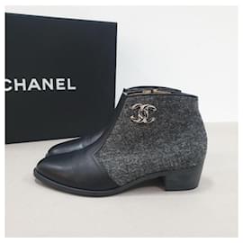 Chanel-Stivaletti Chanel in pelle nera con logo CC in lana-Nero,Grigio antracite