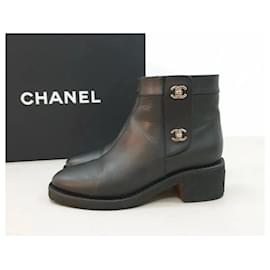 Chanel-Chanel Schwarze Ankle Boots aus Kalbsleder mit Drehverschluss und CC-Motiv-Schwarz