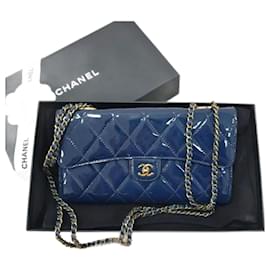 Chanel-Portafoglio Chanel con occhielli in vernice blu scuro su catena-Blu scuro