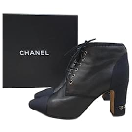 Chanel-Botines de tacón con logo CC de cuero textil de Chanel-Negro
