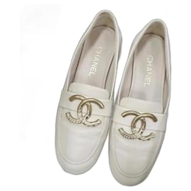 Chanel-Chanel Elfenbeinfarbene Loafer mit CC-Logo-Beige