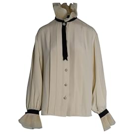 Chanel-Blusa con botones y cuello con volantes Chanel en seda color crema-Blanco,Crudo