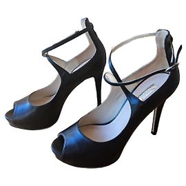 Sandali Guess P con cinturini incrociati in pelle nera Nero