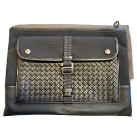 Pochette Bottega Veneta in pelle e tessuto nero Nero