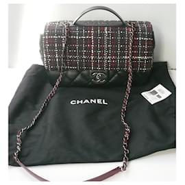 Chanel-CHANEL Airlines – Flap Bag mit Tragegriff oben aus Tweed und gestepptem Kalbsleder im Used-Look – Groß NEU-Mehrfarben