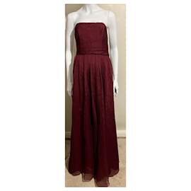 Vera Wang-Strapless evening gown in burgundy tulle-Dark red