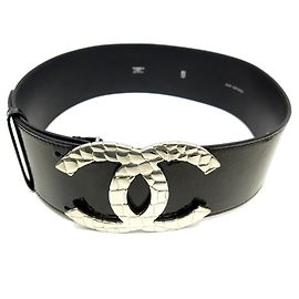 CINTURÓN CON LOGO CHANEL CC EXTRA ANCHO 68MM T80 CINTURÓN NEGRO CHAROL NEGRO Negro