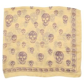 Alexander McQueen Beige con. Avvolgente sciarpa di seta grande con teschi viola e stampa logo Beige Porpora