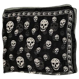 Alexander McQueen Preto com. Lenço de seda grande com estampa de caveiras cinza e logotipo Preto