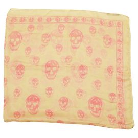 Creme Alexander McQueen com. Lenço de seda grande com estampa de caveiras rosa e logotipo Rosa Cru