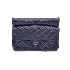 Chanel Neuauflage aus schwarzem, gestepptem Leder 2.55 Unterarmtasche Schwarz