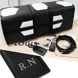 Louis Vuitton - Set di tre valigie in pelle logata di misure diverse,  interno in tela con scomparti removibili (la più grande e la più piccola),  finiture in pelle con dettagli in