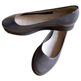 Sapatilhas Salvatore Ferragamo em couro taupe Taupe