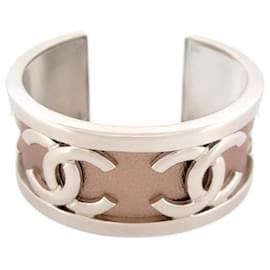 Chanel-NOVA PULSEIRA CHANEL CC LOGO CUFF AÇO ESCOVADO E COURO BRONZE + CAIXA-Bronze