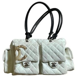 Bolsa Chanel CC de couro acolchoado branca e preta Branco