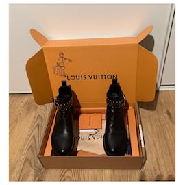 Zapatos Louis Vuitton en ante negro, con hebillas Louis Vuitton en oscuro,  plantilla cuero