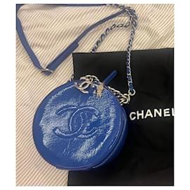 Timeless CHANEL Demi-lune shoulder bag in white leather - 100541 ref.931452  - Joli Closet