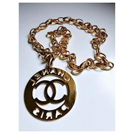 Chanel-Medalhão-Dourado