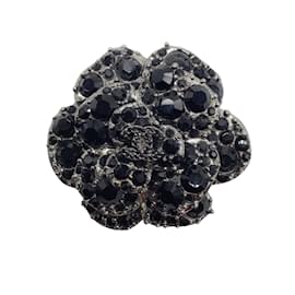Chanel-Broche de camelia de rutenio y strass de metal adornado con diamantes de imitación con logotipo CC negro de Chanel-Negro