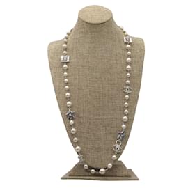 Chanel-Crema Chanel / argento 2006 Collana con ciondolo a forma di stella con perle finte e strass con logo CC-Crudo