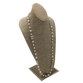 Chanel-Crème Chanel / Argentée 2006 Collier à pendentif étoile en fausses perles et strass logo CC-Écru